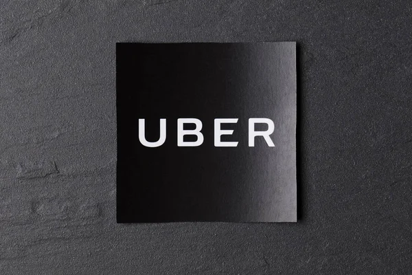 Zdjęcie logo Ubera. Uber jest popularny styl taksówki tra — Zdjęcie stockowe