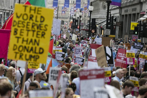 LONDRES, Reino Unido - 14 de julho de 2018: Grandes multidões de manifestantes se reúnem — Fotografia de Stock