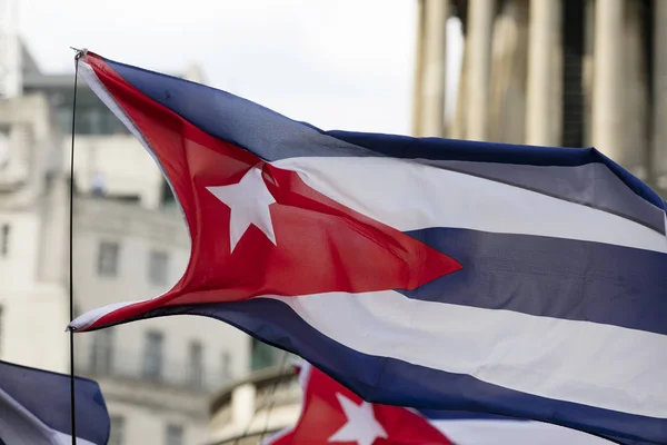 Rüzgarda sallayarak Küba bayrağı — Stok fotoğraf