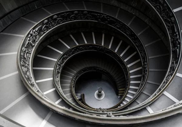 ROMA, ITÁLIA - 21 de junho de 2018: Escadaria em espiral dentro do Vatica — Fotografia de Stock