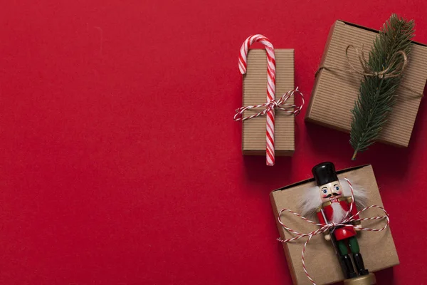 红色背景的圣诞礼物 — 图库照片