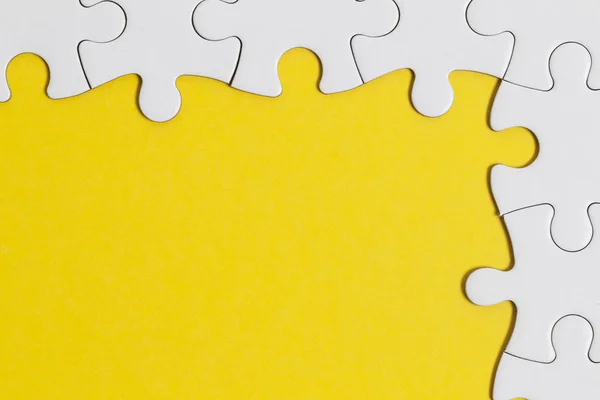 Puzzle blanc pièces sur un fond jaune. Solu d'entreprise — Photo
