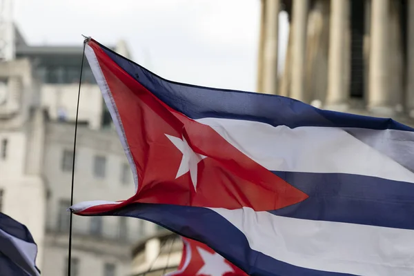 Rüzgarda sallayarak Küba bayrağı — Stok fotoğraf