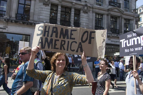 ロンドン、英国- 2018年7月14日:抗議者の大群衆が私を集める — ストック写真