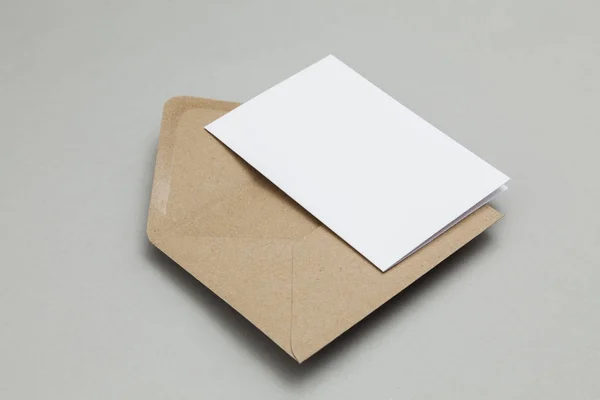 Cartão branco em branco com kraft papel marrom envelope modelo mock u — Fotografia de Stock