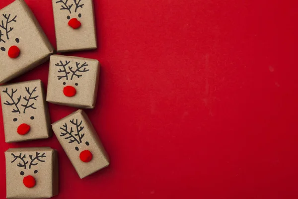 Caixas de presente de Natal com rostos de renas — Fotografia de Stock