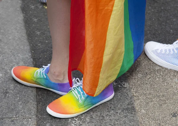 Gay rainbow flag shoes bei einem lgbt gay pride marsch in london — Stockfoto
