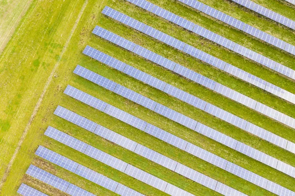 Güneş enerjisi çiftliği. Güneş panellerinin havadan görünümü. — Stok fotoğraf