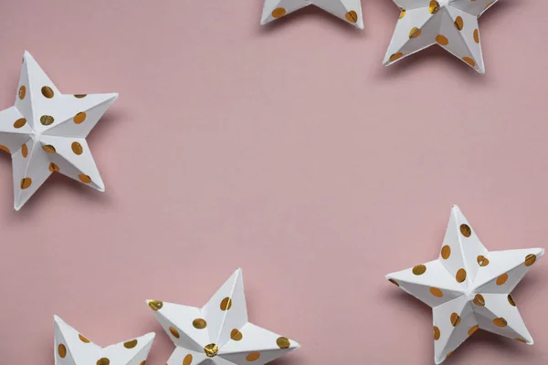 Decoraciones de estrellas blancas y doradas sobre un rosa pastel. Festi estacional —  Fotos de Stock