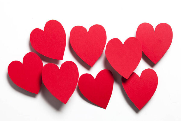 Красные ручной работы бумажные сердца на белом фоне
