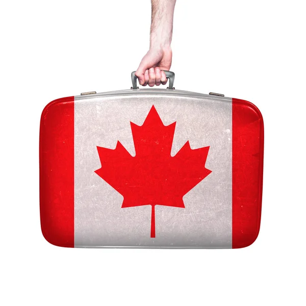 加拿大国旗在老式皮革手提箱 — 图库照片