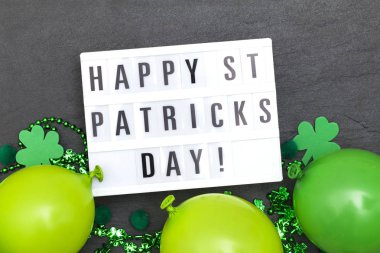 Mutlu Aziz Patrick günleri. Yeşil süslemeli ışık kutusu mesajı.