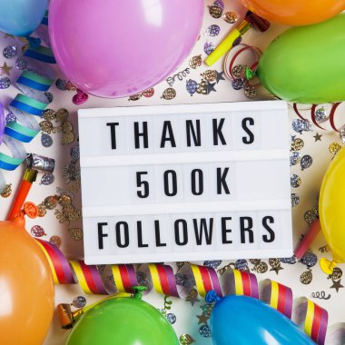 500 bin takipçiye teşekkürler sosyal medya ışıkkutusu arka planı. 