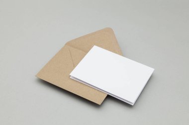 Kraft kahverengi kağıt zarf şablonu ile boş beyaz kart sizi taklit