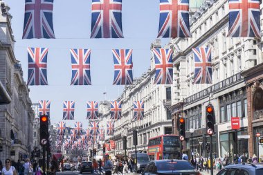 Londra, Uk - 16 Mayıs 2018: Vekil Stre 'de İngiliz bayrağı sallanıyor
