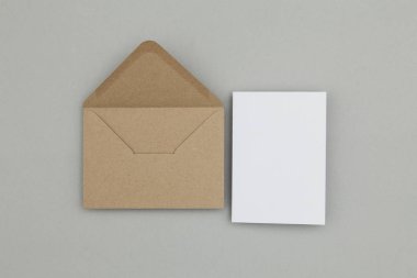 Kraft kahverengi kağıt zarf şablonu ile boş beyaz kart sizi taklit