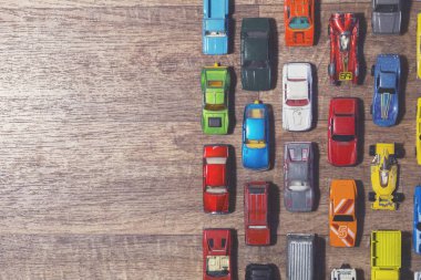 Ahşap arka planda klasik oyuncak arabalar.