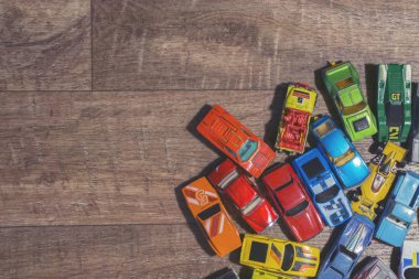 Ahşap arka planda klasik oyuncak arabalar.