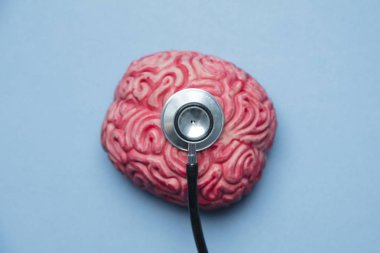 Akıl sağlığı konsepti. Mavi arka planda insan beyni