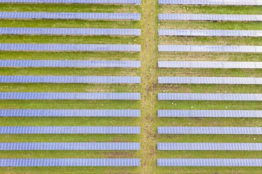 Güneş enerjisi çiftliği. Güneş panellerinin havadan görünümü.
