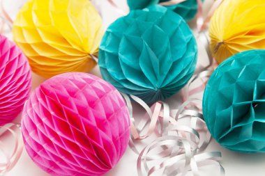 Parlak parti bal peteği ponpon süslemeleri