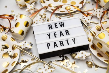 Yeni yıl partisinin ışıkkutusu mesajı lüks altın değerindedir.