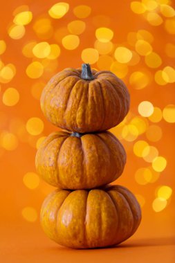 Cadılar Bayramı balkabakları parlak turuncu renkli ışıklara karşı bulanık