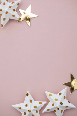 Pastel pembe üzerine beyaz ve altın yıldız süslemeleri. Mevsimlik fetiş