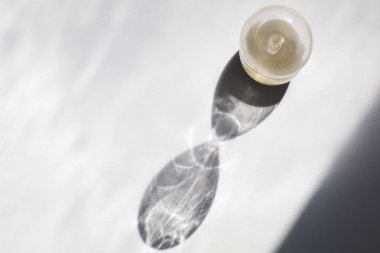 Kum saati uzun bir gölge bırakıyor