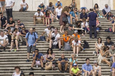 Roma, İtalya - 16 Haziran 2018: İspanyol basamaklarında turistler