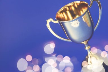 Altın ödüllüler kupası Bokeh bulanık ışıklarla