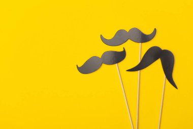 Parlak sarı arkaplanda bir çubukta bıyık.