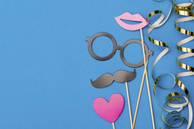 Mavi arka planda parti dekorları. Doğum günü, düğün partisi kutlamaları.