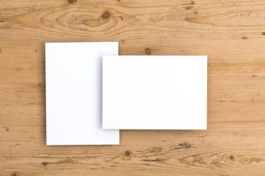 Tahta bir arka planda boş bir kartpostal ilanı.