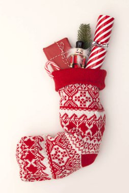 Noel çorabında kraker, oyuncak ve paketlenmiş hediyeler