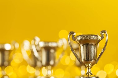 Altın ödüllü parlak sarı arka planda bulanık 