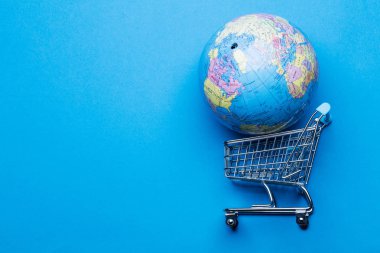 mavi bir arka plan üzerinde alışveriş sepeti