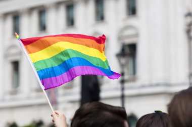 Londra 'da Lgbt Gay Yürüyüşü' nde gey gökkuşağı bayrağı