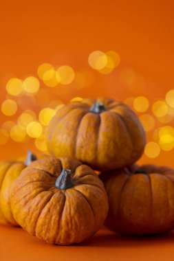 Cadılar Bayramı balkabakları parlak turuncu renkli ışıklara karşı bulanık