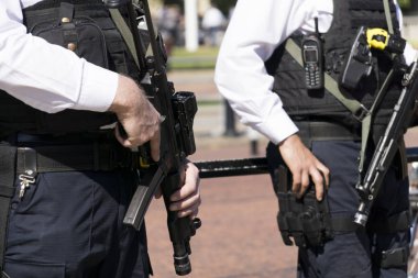 Londra, Uk - 15 Mayıs 2018: Silahlı polis memurları