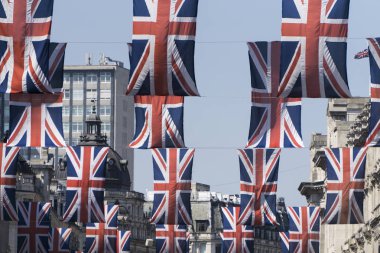 Union Jack bayrakları r için preperation Merkezi Londra'da asmak