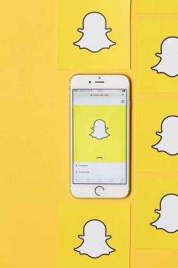 Oxford, Uk - 9 Ocak 2017: Snapc 'i gösteren bir elma iPhone