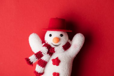 Kırmızı zemin üzerinde kış festivali kardan adamı