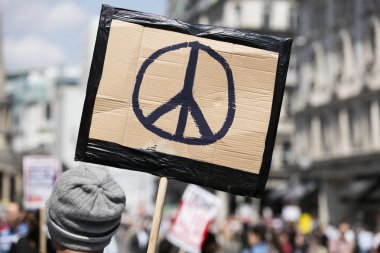 Bir kişi bir protesto bir barış işareti afiş tutar