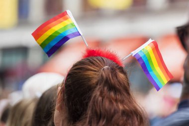Londra 'da Lgbt Gay Gurur Yürüyüşü' nde gökkuşağı bayrakları takan birinin arka plan görüntüsü