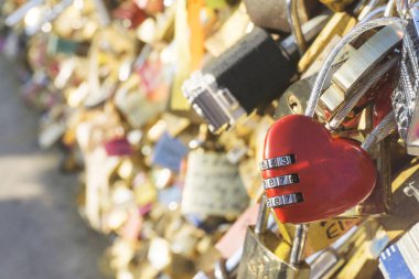 Paris 'te bir köprüde kalp şeklinde asma kilit