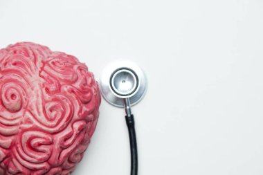 Akıl sağlığı konsepti. Steteskoplu beyin..