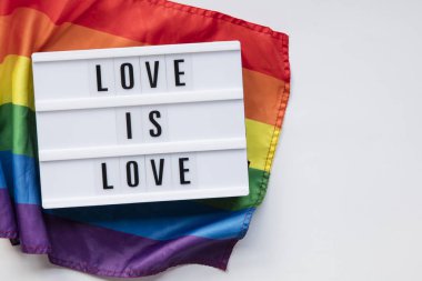 Aşk, Lgbt gay gurur bayrağındaki aşk ışık kutusu mesajıdır.