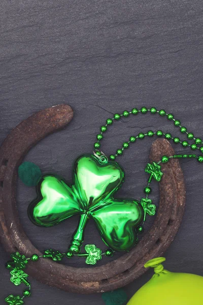 Glück Hufeisen mit st patrick 's day grünen Klee Dekorationen — Stockfoto