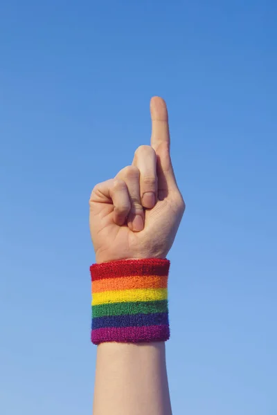 Concepto de orgullo gay. Señalando la mano con el orgullo gay LGBT arco iris fla —  Fotos de Stock